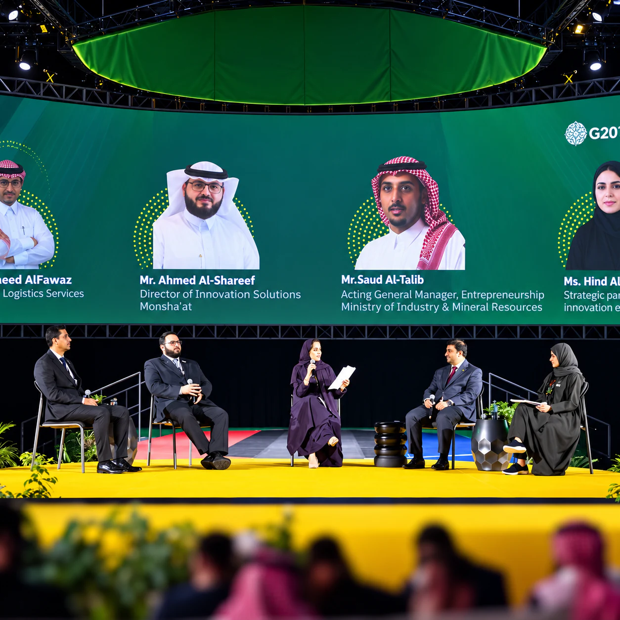 المتحدثون على منصة الجلسة الحوارية وخلفهم شاشة كبيرة